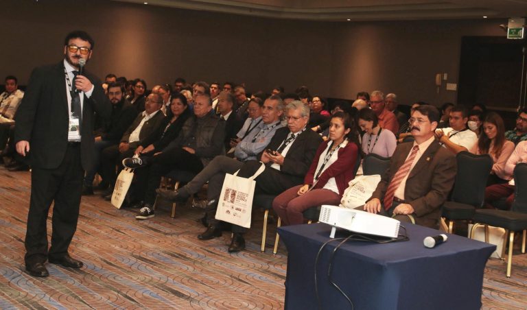 Investigador UBB expone en Congreso Internacional de Ciencias de la Madera, Guadalajara México