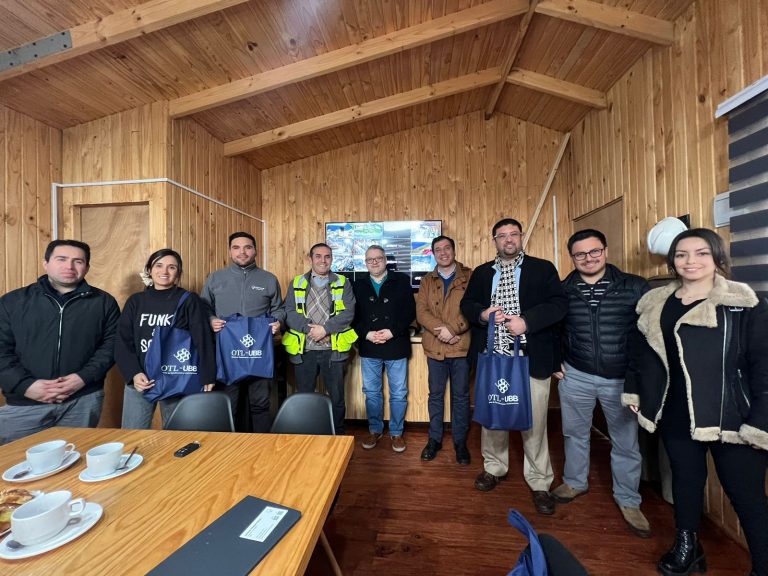 Profesionales de la dirección de Innovación UBB visitan empresa dedicada a producción de madera y pellet en Ñuble