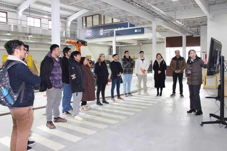 Alumnos y profesores del Instituto Profesional Virginio Gómez visitan instalaciones tecnológicas de la UBB