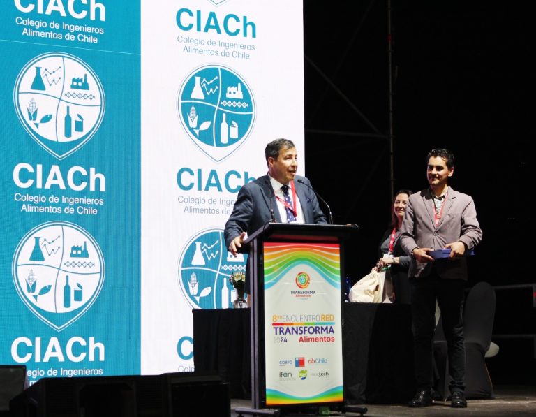 Académico FACSA recibe el Premio Categoría Trayectoria del Colegio de Ingenieros de Alimentos de Chile 2024