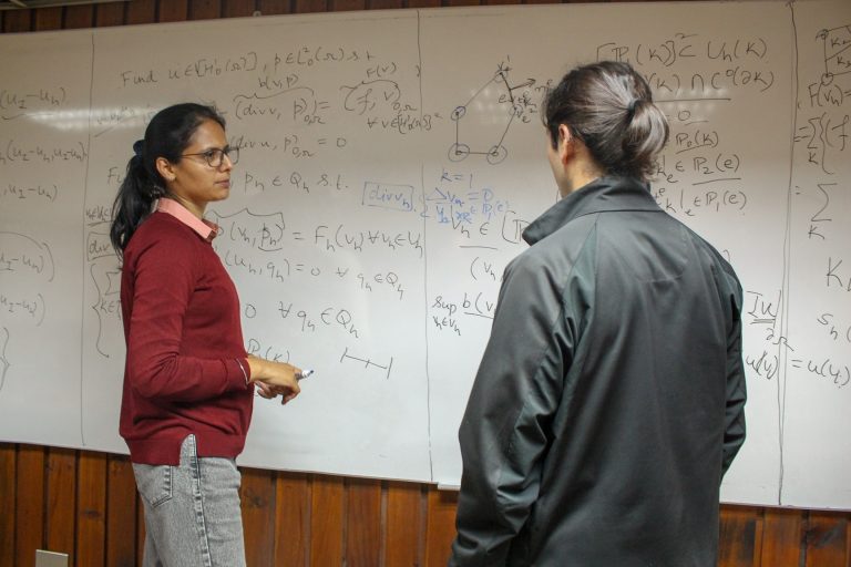 Estudiantes de doctorado UBB motivan aprendizaje de nuevos métodos para matemática aplicada