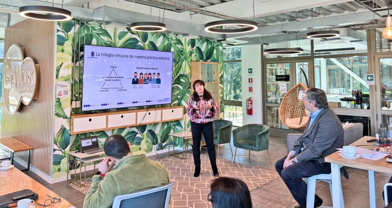 Editora de revista Maderas, Ciencia y Tecnología UBB participó en taller de revistas académicas en la UCSC