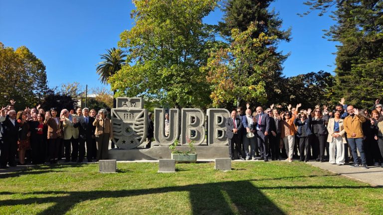 Vicerrectora de Investigación y Postgrado UBB es reconocida por su aporte a nuevo símbolo institucional
