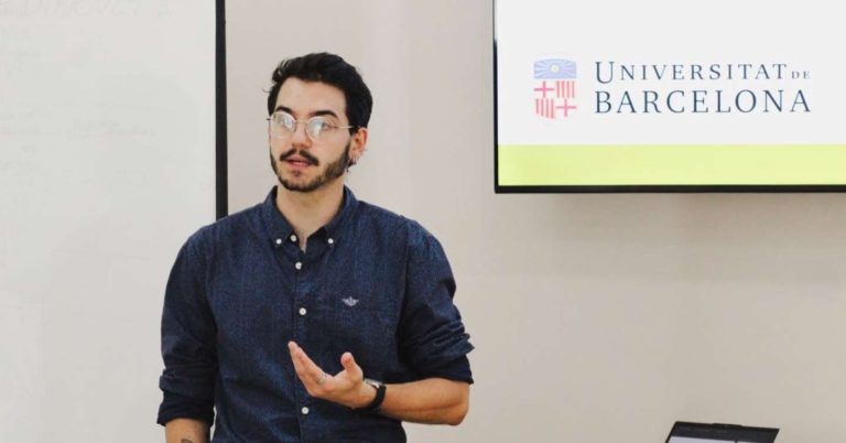 UBB fortalece la formación en análisis crítico y perspectiva de género con la visita de académico de la Universidad de Barcelona